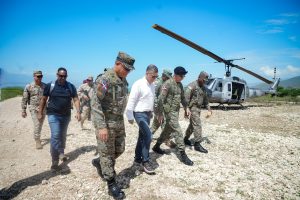Ministro de Defensa encabeza recorrido por la frontera junto a asesores del Poder Ejecutivo en materia policial 11