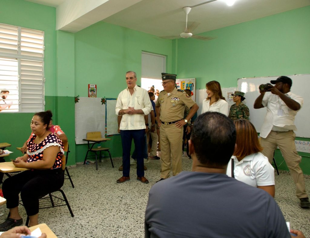 Presidente Abinader inicia supervisión operativo médico de acción cívica que realiza el Ministerio de Defensa que impactará más de 2,500 personas, con 150 médicos especialistas 8