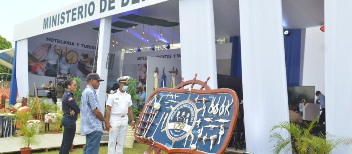 Armada-exhibe-emblematico-mural-de-nudos-en-la-Feria-del-Libro-Publico-se-deleita-y-aprende-sobre-navegacion