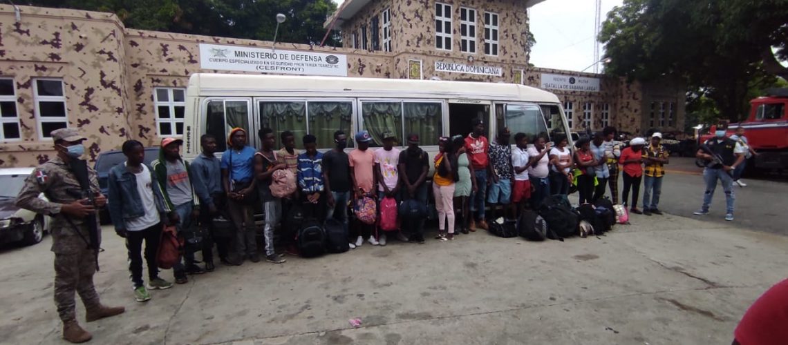 CESFRONT-detiene-28-nacionales-haitianos-en-un-autobus-en-Montecristi