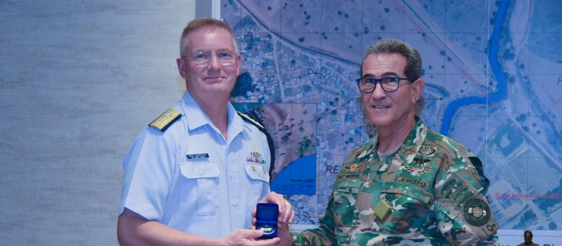 Comandante del Distrito Siete del Servicio de Guardia Costa de EE UU visita FF AA de RD 1