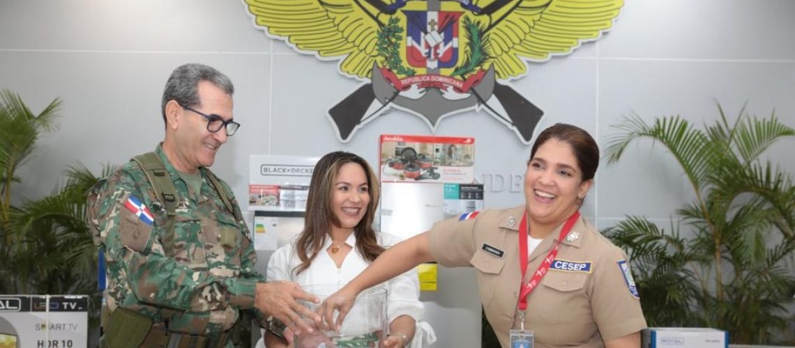 Con emotivo acto en el Ministerio de Defensa Asociación de Esposas de Oficiales FFAA agasaja a las madres en su día 2