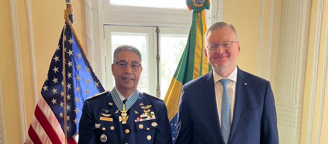 Condecoran General con Orden al Mérito Aeronáutico Fuerza Aérea Brasileña