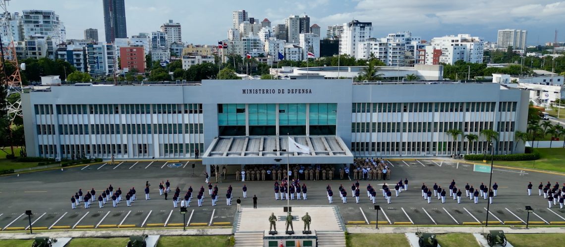 El Ministerio de Defensa dedicó su tradicional acto de Izada de Bandera por el General de División Santiago Rodríguez