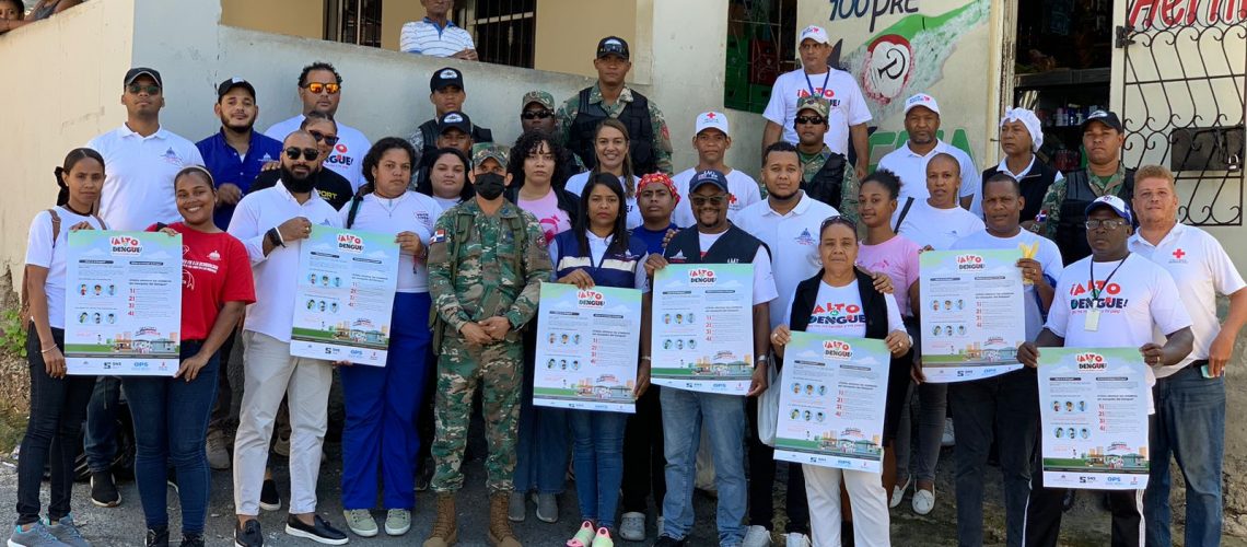 En apoyo a las autoridades de salud Militares continúan operativos contra el dengue en sector de Arroyo Hondo 1