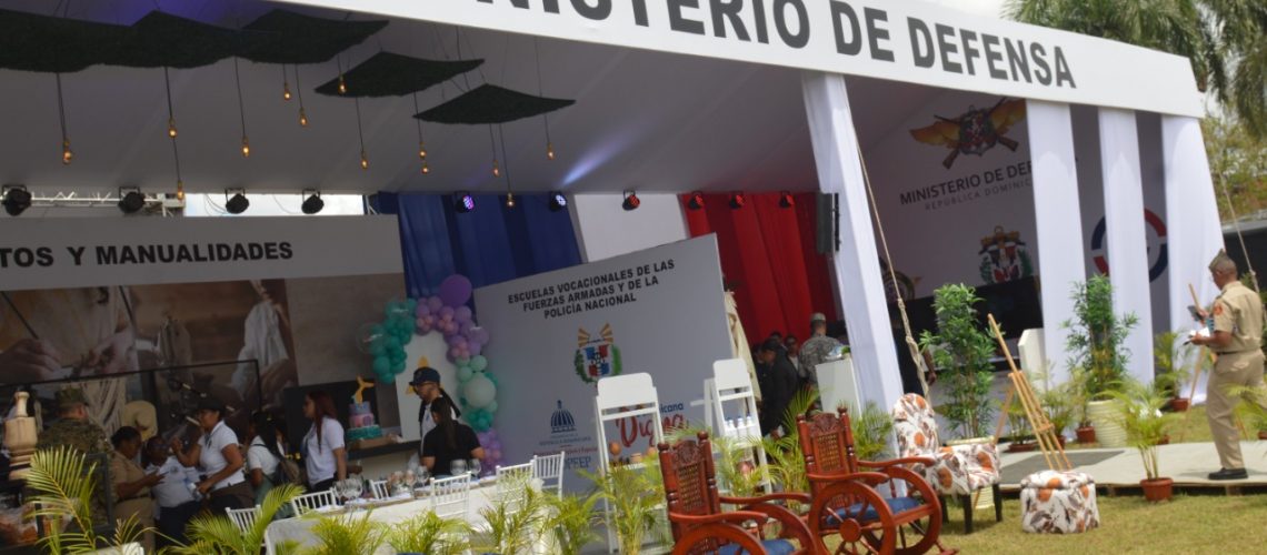 En-primer-dia-de-Feria-del-Libro-Santo-Domingo-2022-Ciencia-arte-y-musica-matizan-participacion-Fuerzas-Armadas-1