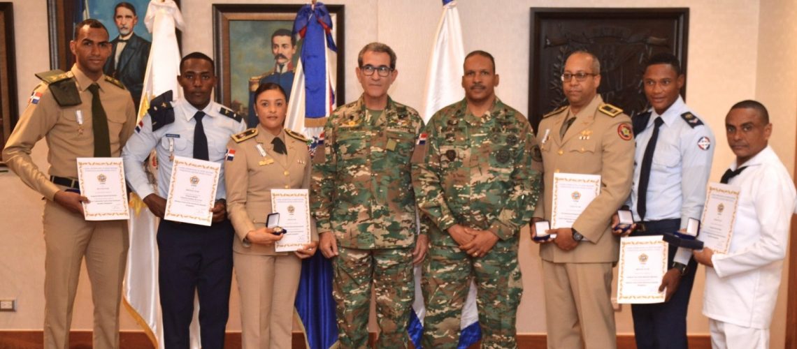 Fuerzas Armadas reconocen militares con “Medalla al mérito” por logros en evento deportivo internacional 61