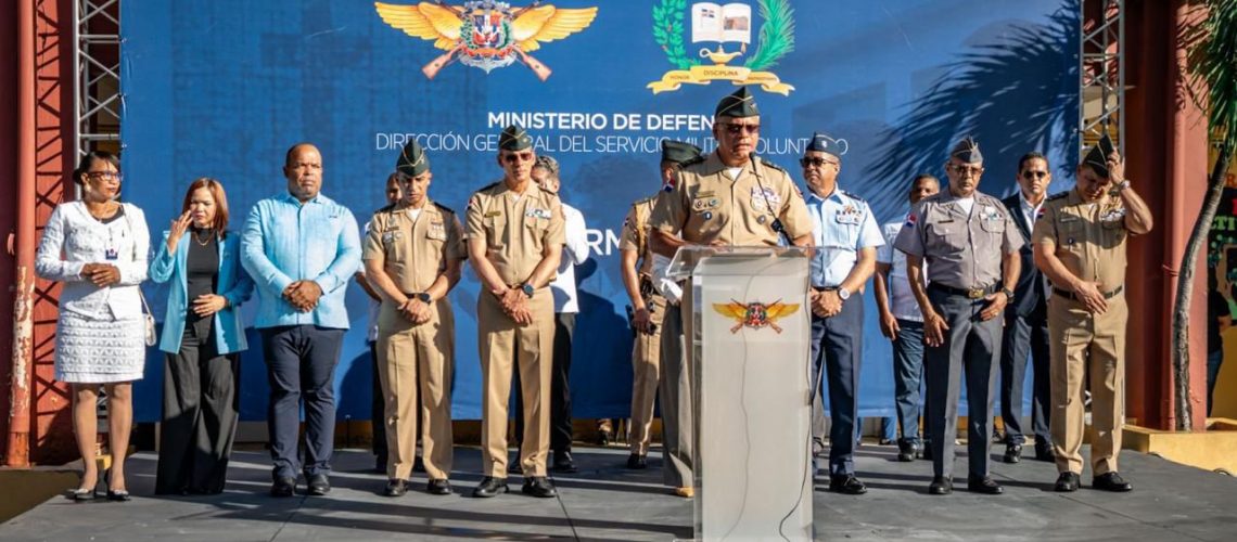 Jóvenes del barrio Capotillo inician entrenamiento del Servicio Militar Voluntario del MIDE 20