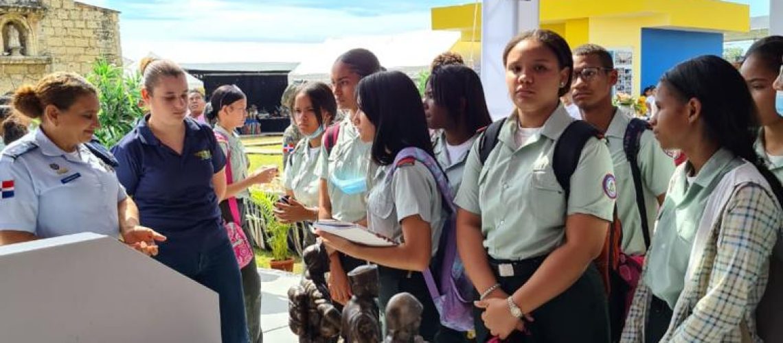 Jovenes-estudiantes-y-adultos-visitan-Pabellon-Fuerzas-Armadas-en-feria-del-libro
