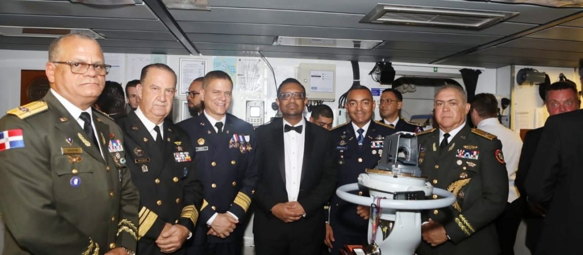 Llega a RD buque militar británico; visita diplomática y alto mando de las FF AA dominicana cena a bordo 8