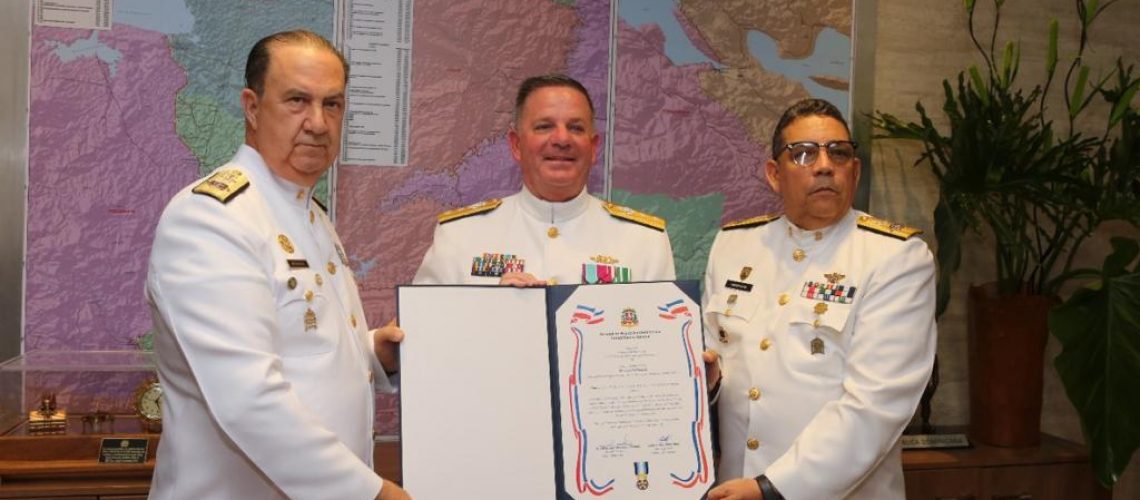 MIDE Condecora con Orden al Mérito Naval a Comandante Distrito 7 de la Guardia Costera EE.UU.