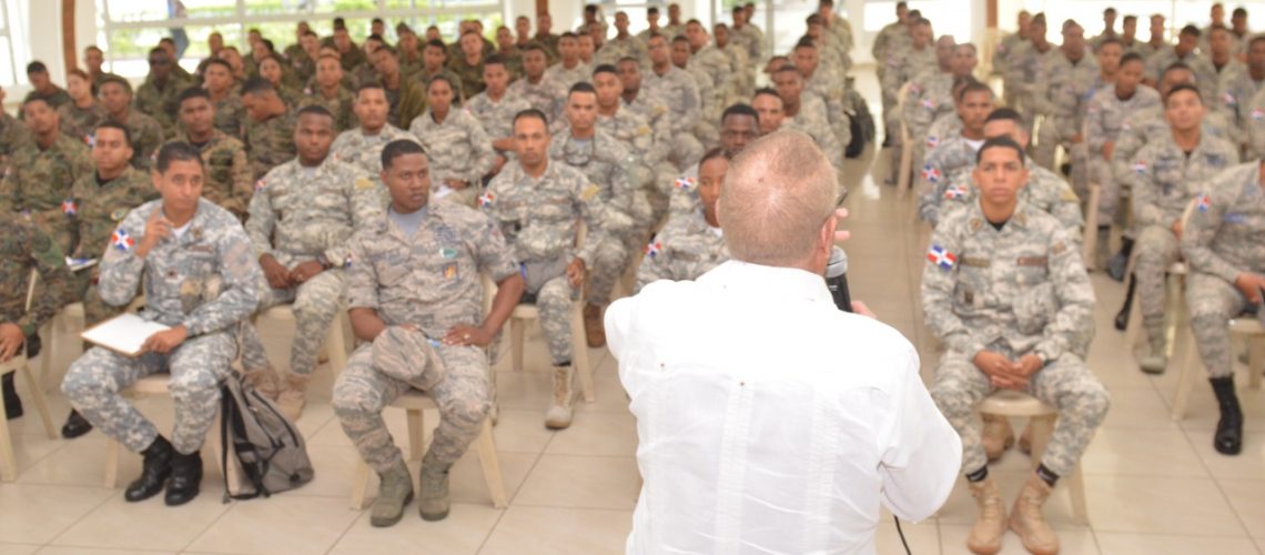 MIDE imparte taller sobre “Relaciones Dominico-Haitianas” a promoción pasantía militar fronteriza 8