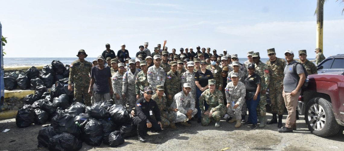 Médicos militares del MIDE realizan jornada de recolección desechos sólidos en playa Manresa 2