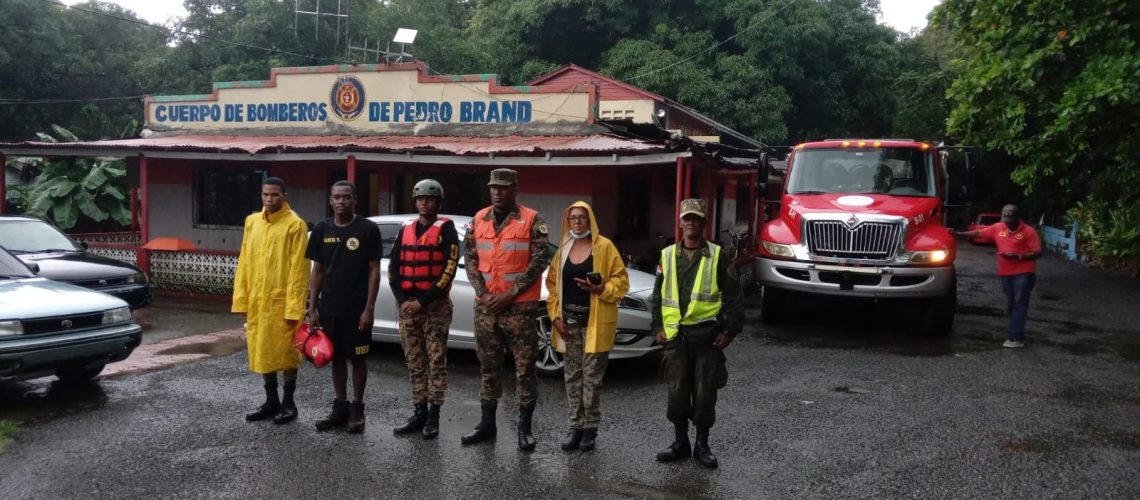 Miembros de las FFAA dominicanas realizan patrulla 3