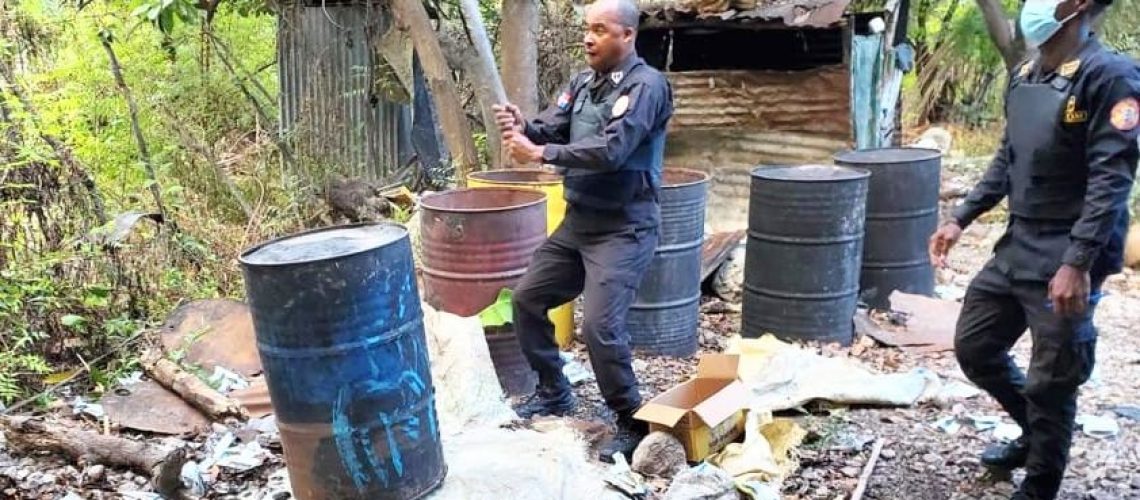 Militares del CECCOM desmantelan puntos de alcohol adulterado en Barahona
