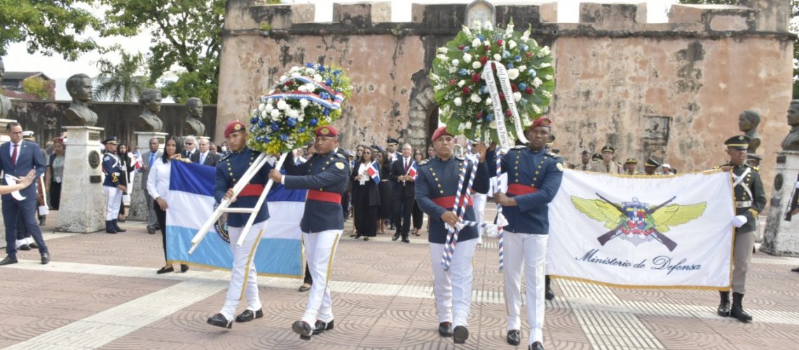 Militares-tributan-legado-de-Duarte-con-Himnos-y-ofrendas-florales-2