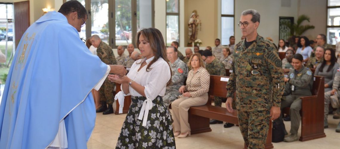 Militares-veneran-en-su-Dia-a-la-Virgen-de-La-Altagracia-con-emotiva-misa-en-el-MIDE-15
