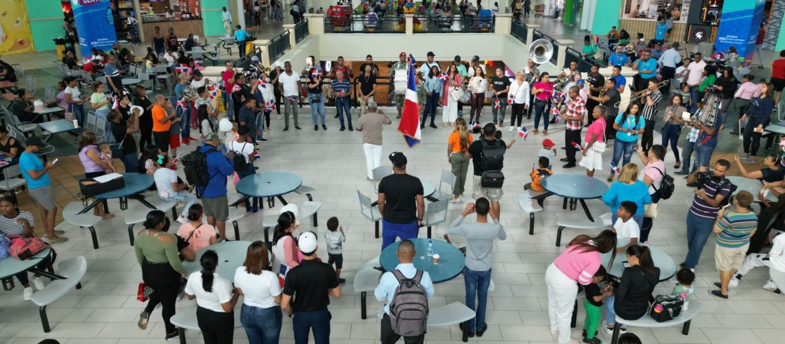 Mini conciertos del MIDE y ADEOFA deleitan a los visitantes de Megacentro Plaza 1