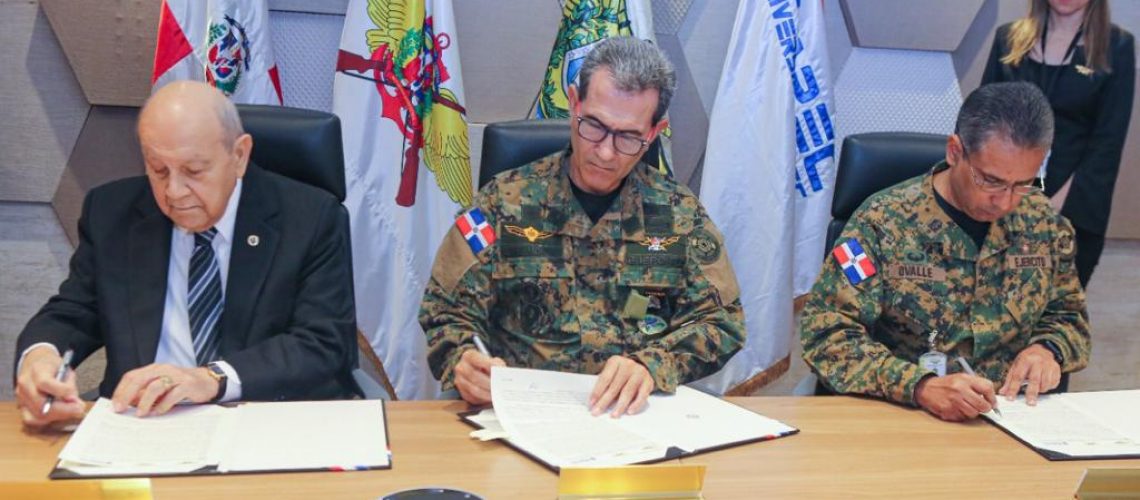 Ministerio-de-Defensa-y-Universidad-UNAPEC-firman-acuerdo-educativo-2