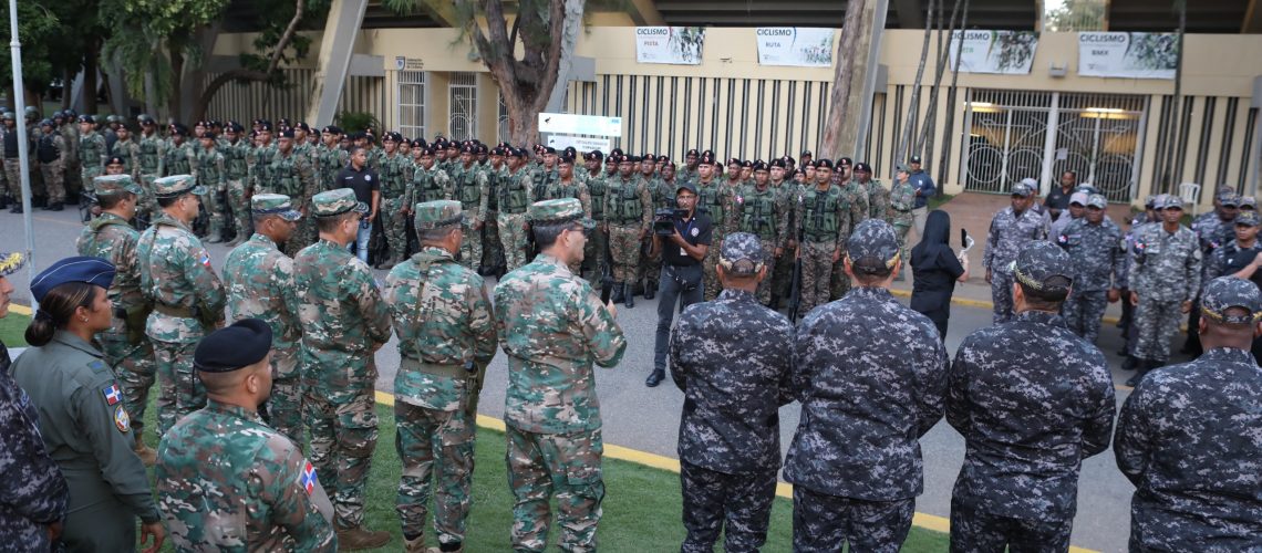 Ministro Defensa, comandantes de fuerzas y director PN supervisan tropas desplegadas en Gran Santo Domingo por festividades navideñas 1