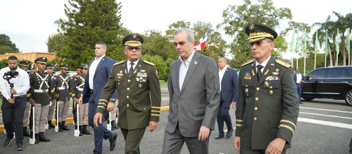 Ministro de Defensa asiste a graduación Academia Militar 21