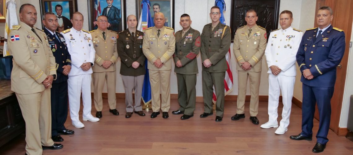 Ministro de Defensa condecora a militar naval estadounidense 2