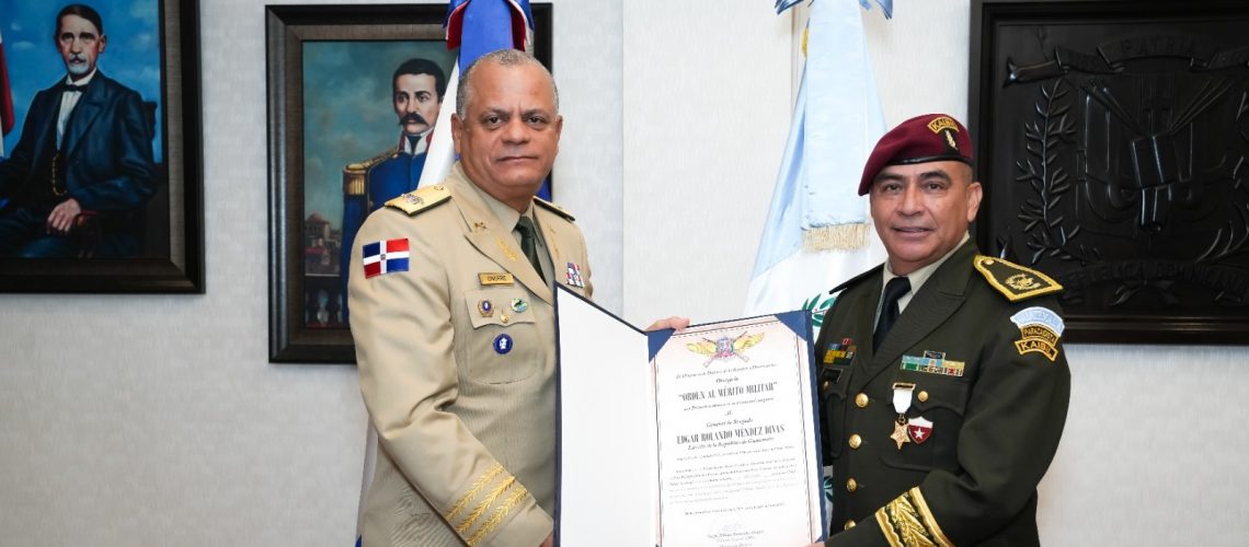 Ministro de Defensa condecora agregado Militar de Guatemala 42