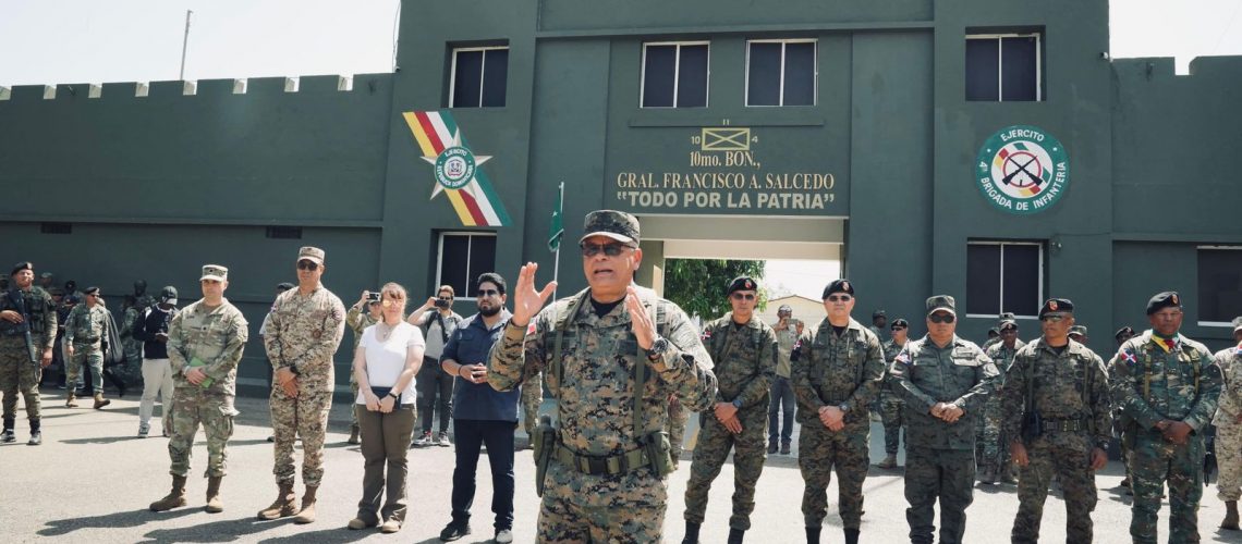 Ministro de Defensa de RD y Subsecretario de Defensa de EE.UU. recorren frontera domínico-haitiana de Manzanillo a Dajabón 14
