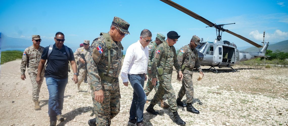 Ministro de Defensa encabeza recorrido por la frontera junto a asesores del Poder Ejecutivo en materia policial 11