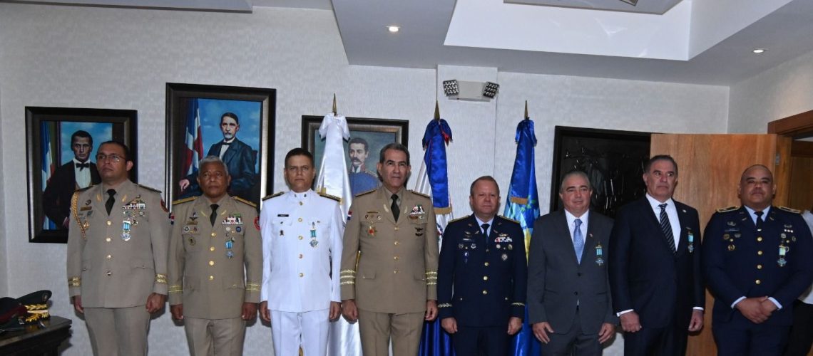 Ministro de Defensa impone condecoración y certificados a Oficiales Generales, Superiores y personalidades de la clase civil del CESAC 1