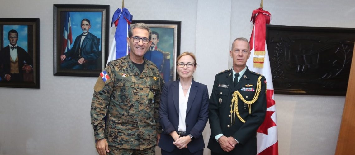Ministro de Defensa recibe visita de Embajadora y el Agregado de Defensa de Canadá 12