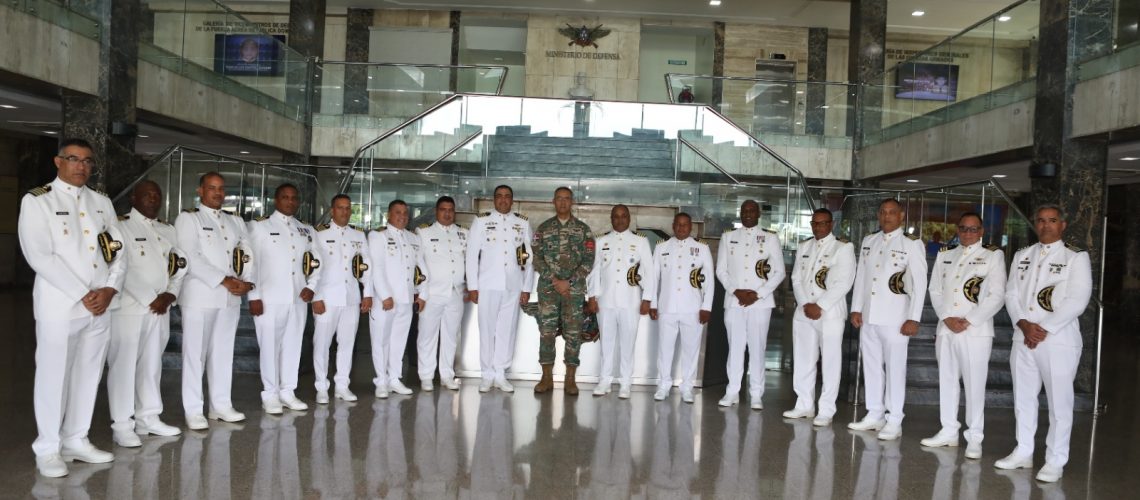 Ministro de Defensa recibe visita de Oficiales de la promoción 1993-1997 de cadetes guardiamarinas 4