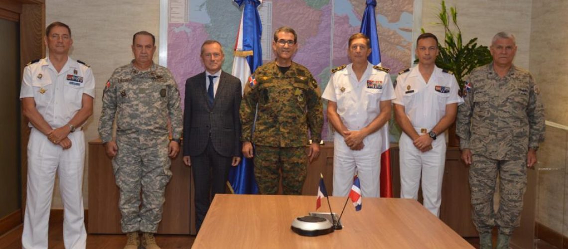 Ministro de Defensa recibe visita del Embajador de Francia en RD 1