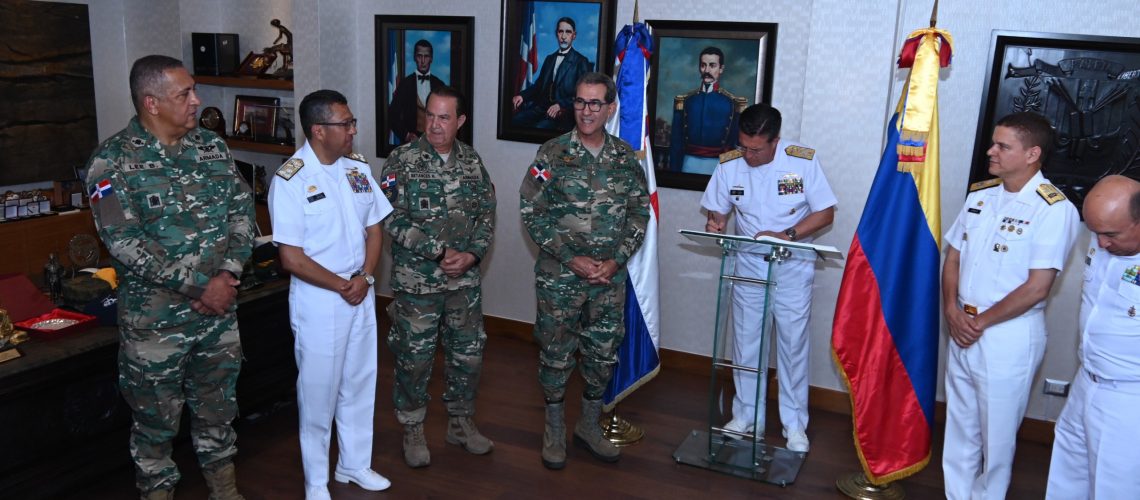Ministro de Defensa recibe visita del comandante de la Armada de Colombia 3