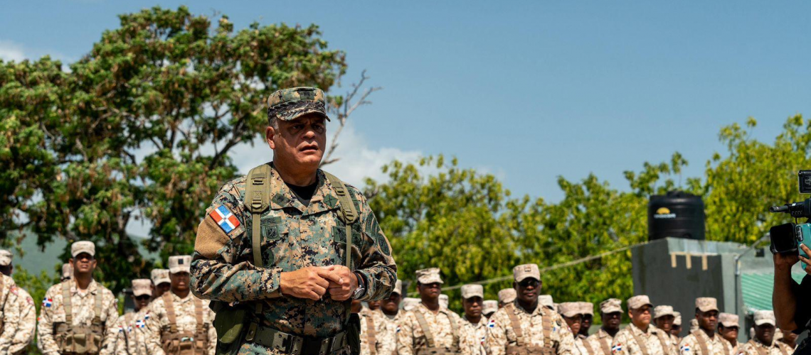 Ministro de Defensa recorre la frontera para supervisar construcción de la verja perimetral y despliegue militar 1