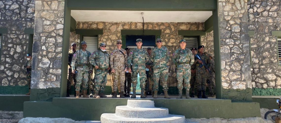Ministro de Defensa recorre por tierra de Pedernales a Dajabón Supervisa verja y capacidades militares en frontera RD-Haití