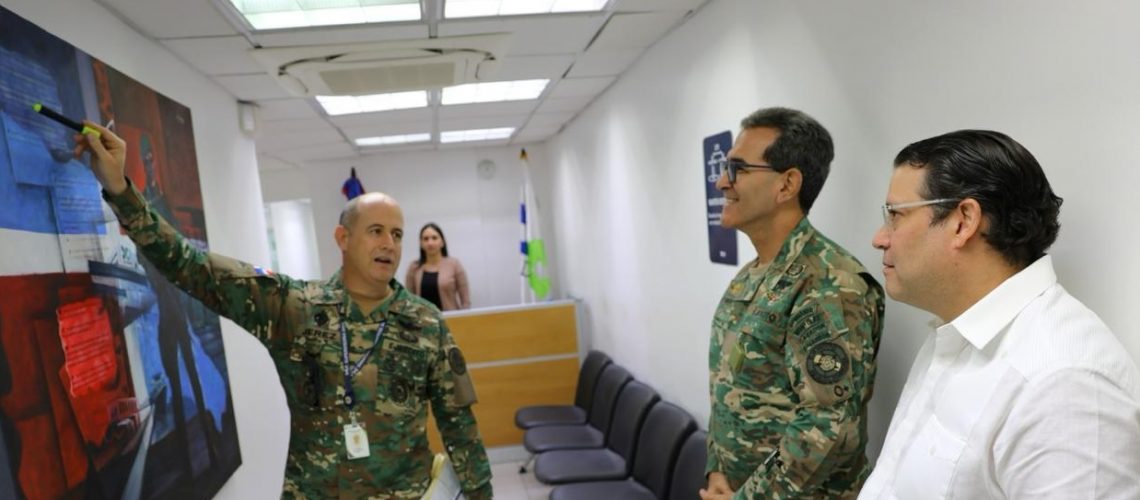 Ministro de Defensa visita la Dirección General de Aduanas 1