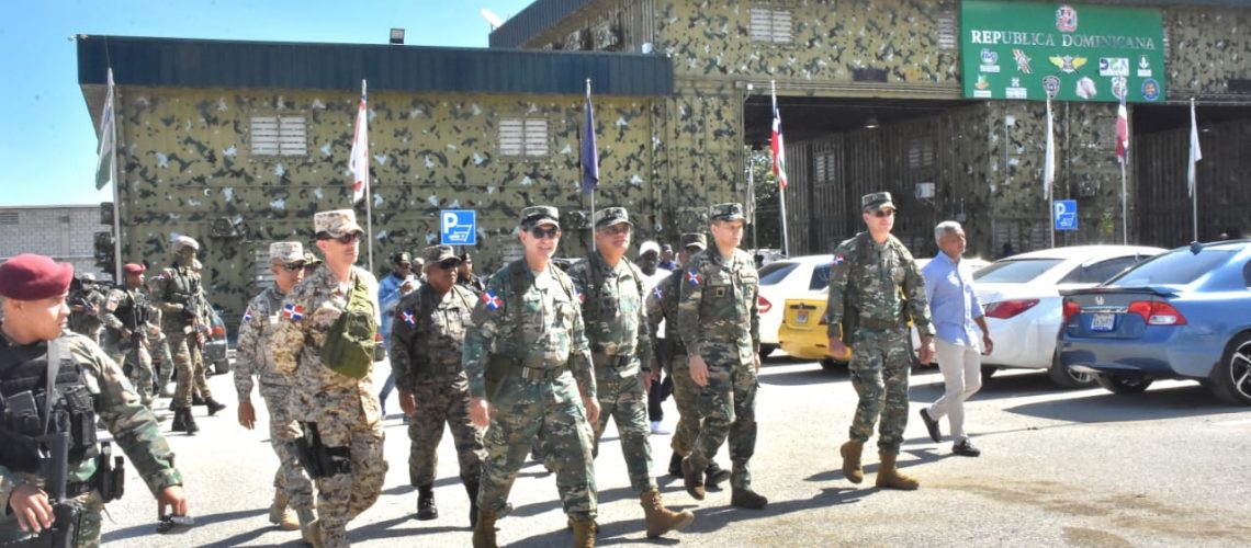 Ministro de Defensa y Comandantes Generales supervisan cumplimiento del cierre de la frontera con Haití 6