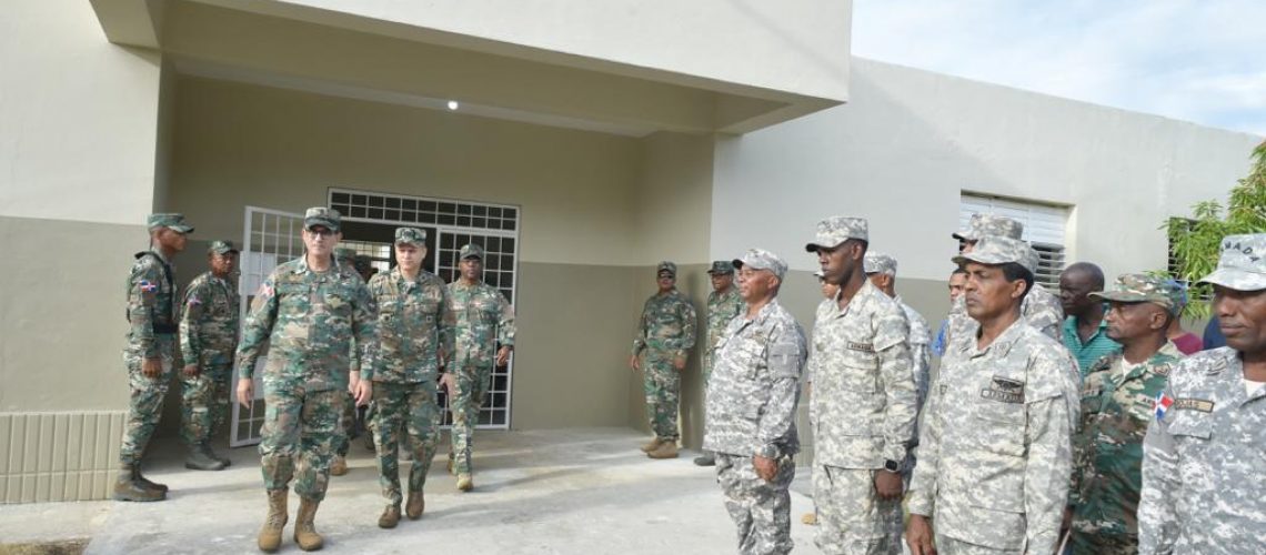Ministro de Defensa y comandante general de la Armada recorren la Base de Infantería de marina 4