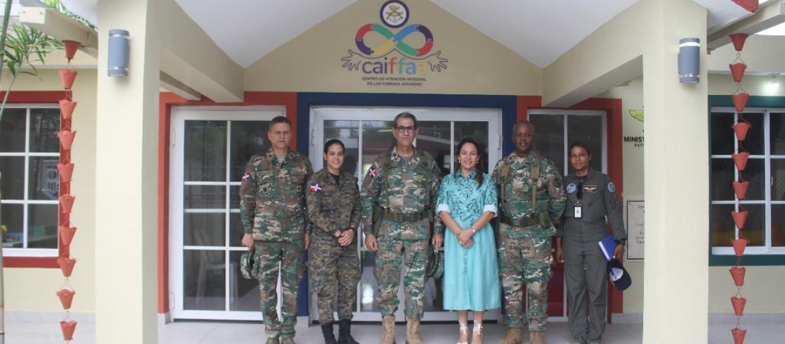 Ministro de Defensa y presidenta de ADEOFA visitan el Centro de Atención Integral de las Fuerzas Armadas 1