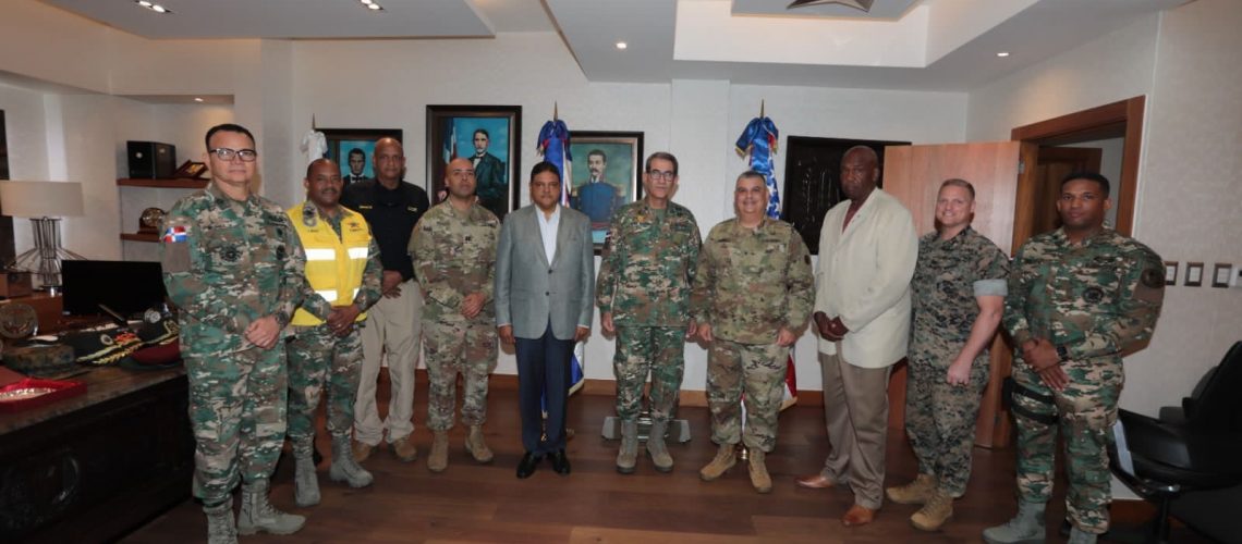 Ministro de defensa se reúne con representantes del Comando Sur EEUU y directiva del COE 1