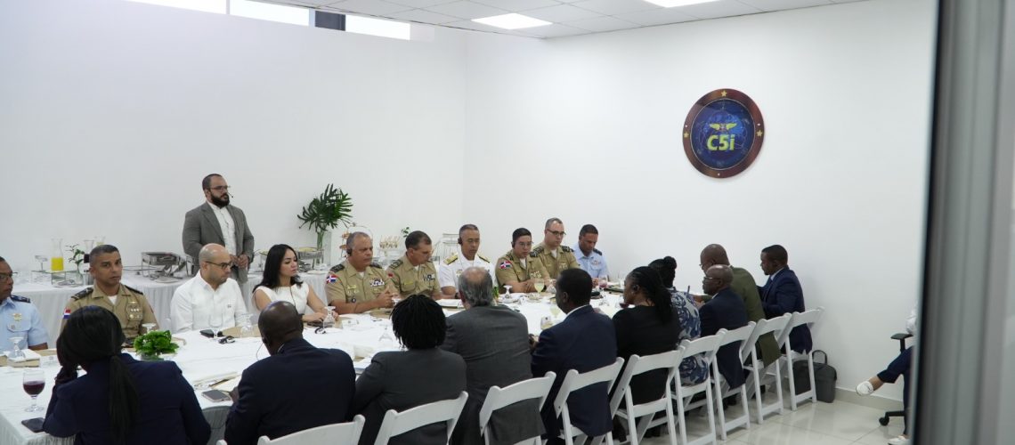 Ministros de Defensa y de Interior se reúne con Canciller de Kenia en C5i MIDE 1