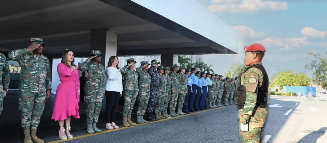 Mujeres militares son homenajeadas por el Día Internacional de la Mujer durante la tradicional Izada de Bandera 1