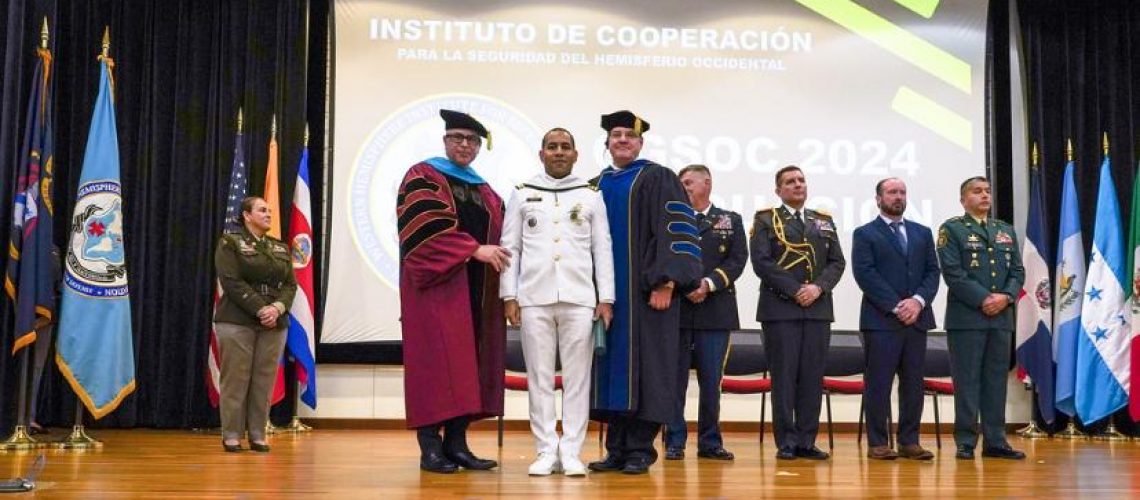 Oficial Superior de las Fuerzas Armadas de República Dominicana se gradúa con Honores en los EE. UU.