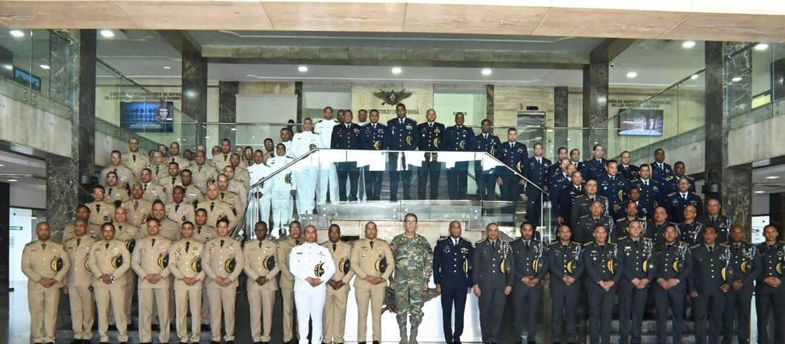 Oficiales cumplen 25 años de ingreso a las FF. AA. y P.N. visitan al ministro de Defensa 8