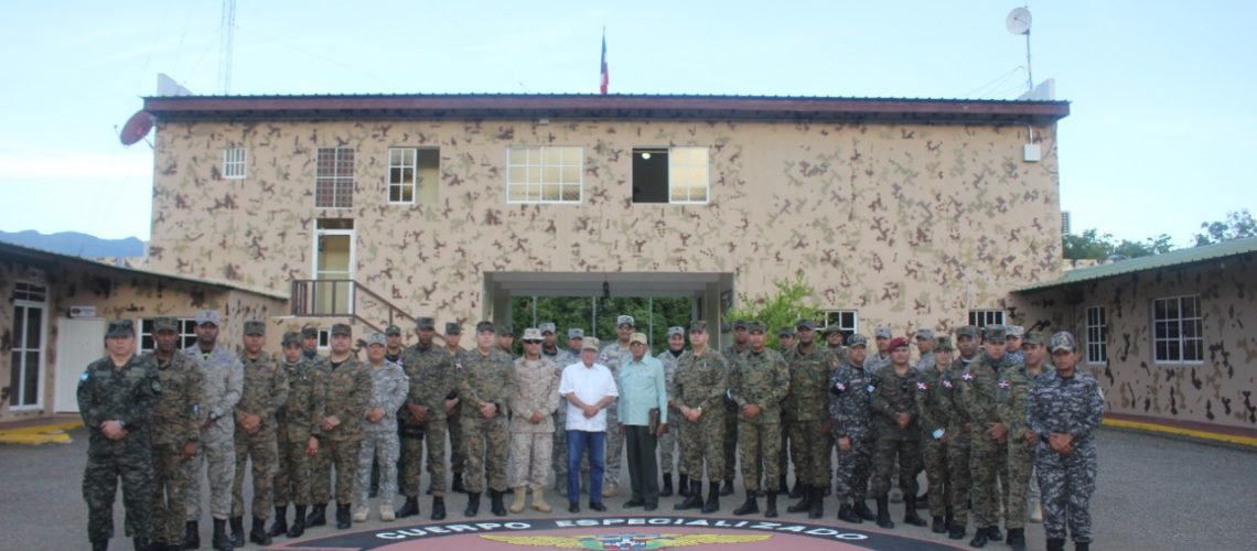 Participantes-Curso-Comando-y-Estado-Mayor-recorren-frontera-norte-dominico-haitiana-1