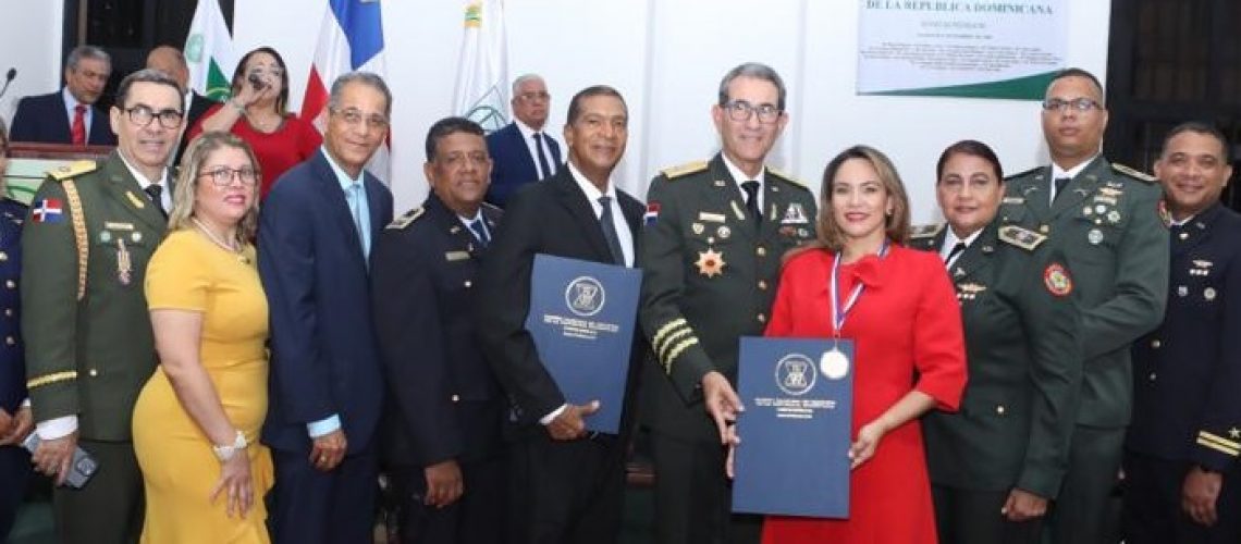 Premio Nacional de Medicina reconoce presidente de ADEOFA y Hospital Central de las Fuerzas Armadas 6