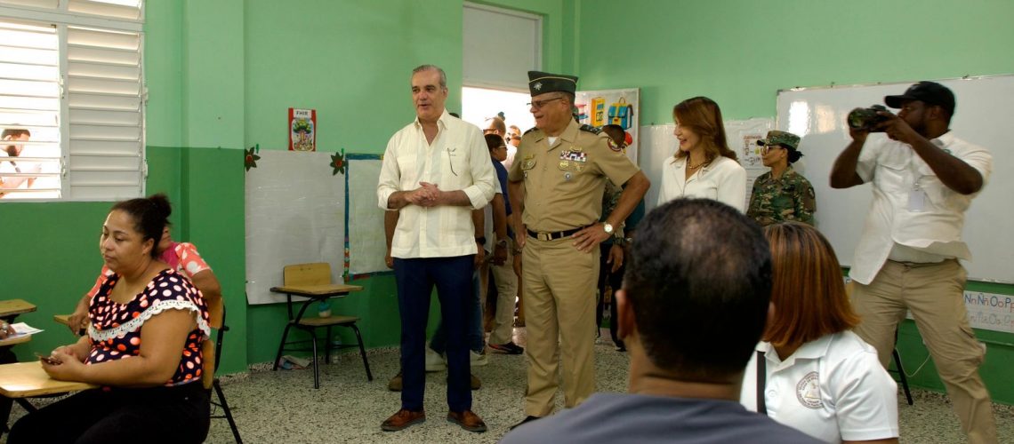 Presidente Abinader inicia supervisión operativo médico de acción cívica que realiza el Ministerio de Defensa que impactará más de 2,500 personas, con 150 médicos especialistas 8