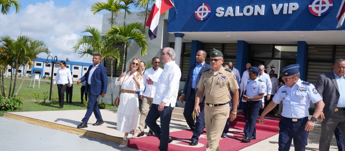 Presidente Abinader supervisa avances ensamblaje de aviones TP-75 Dulus en Base Aérea de San Isidro 11
