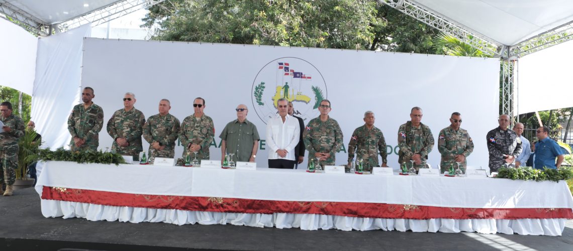 Presidente Luis Abinader y Ministro de Defensa Junto al Director del ISSFFAA 9